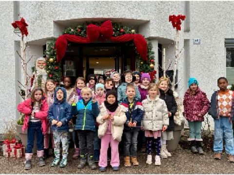 Gruppenfoto der Schulkinder vor dem Seniorenzentrum
