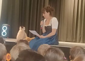 Frau Dr. Kümpel spricht auf der Bühne ins Mikro