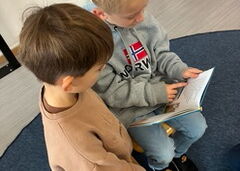 Zwei Schüler lesen aus einem Buch