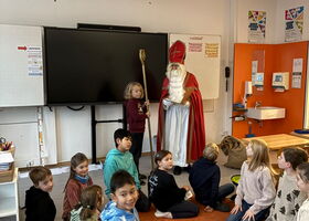 Ein Schulkind hält den Nikolausstab