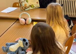 Zwei Mädchen lauschen gespannt einer Geschichte