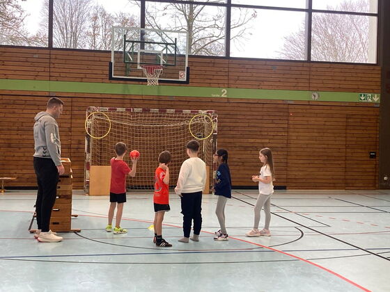 Ein Junge zielt mit einem Ball auf den Basketballkorb
